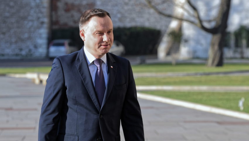 Skandaliczne słowa szefa klubu PO: prezydent prowadzi “kampanię na grobach”