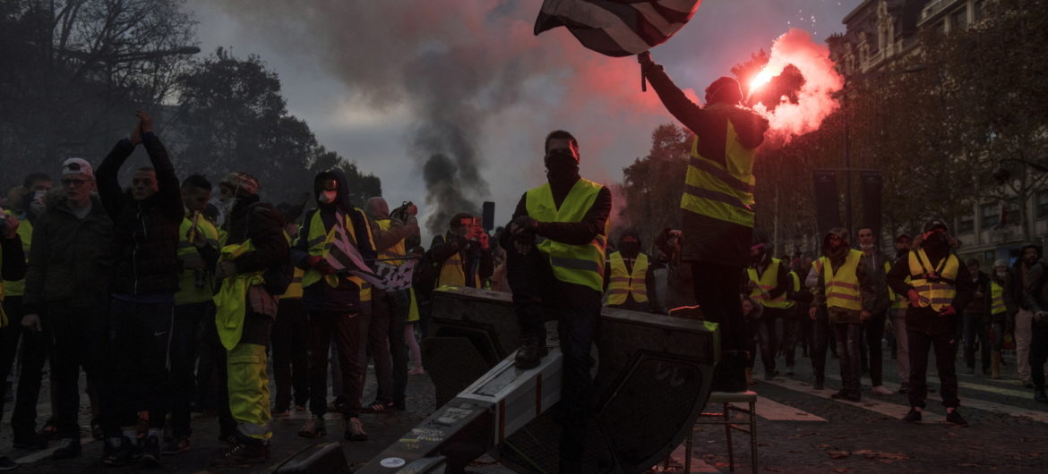Płomienie na ulicach, bójki z policją, armatki wodne. Tak wygląda Paryż po antyrządowych demonstracjach