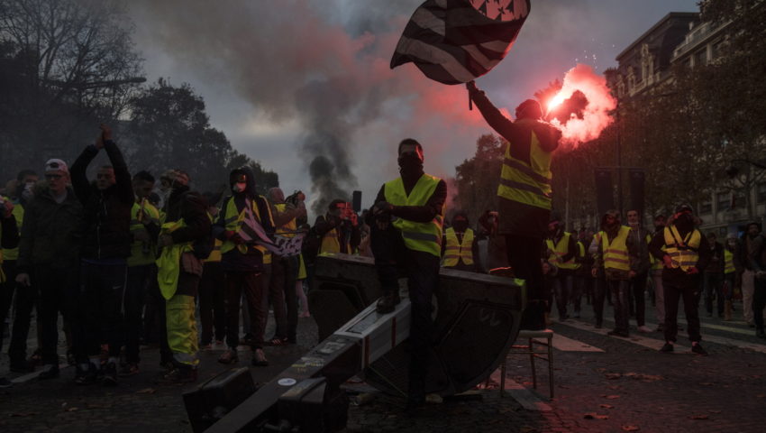 Płomienie na ulicach, bójki z policją, armatki wodne. Tak wygląda Paryż po antyrządowych demonstracjach