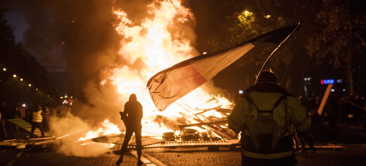 Francuski rząd reaguje na protest “żółtych kamizelek”. Będą weryfikować konta na Twitterze