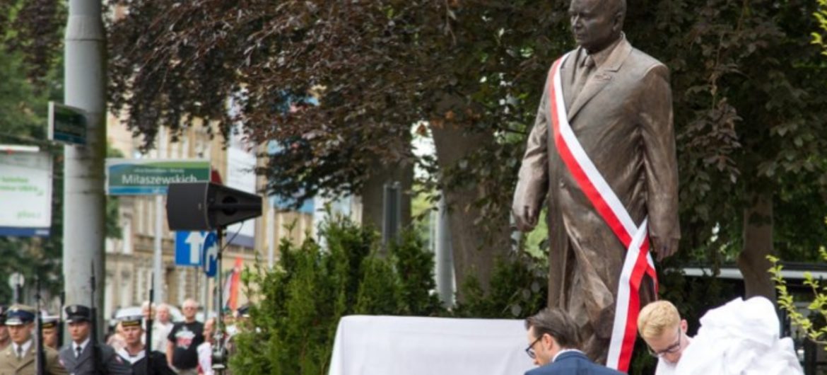 Żenujące wpisy byłych ministrów w rządzie Tuska. Wyśmiali pomnik śp. Lecha Kaczyńskiego