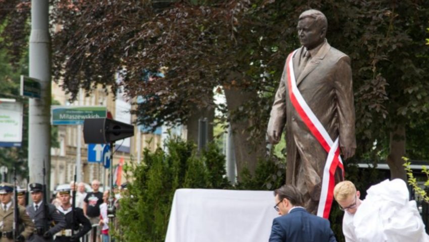 Żenujące wpisy byłych ministrów w rządzie Tuska. Wyśmiali pomnik śp. Lecha Kaczyńskiego