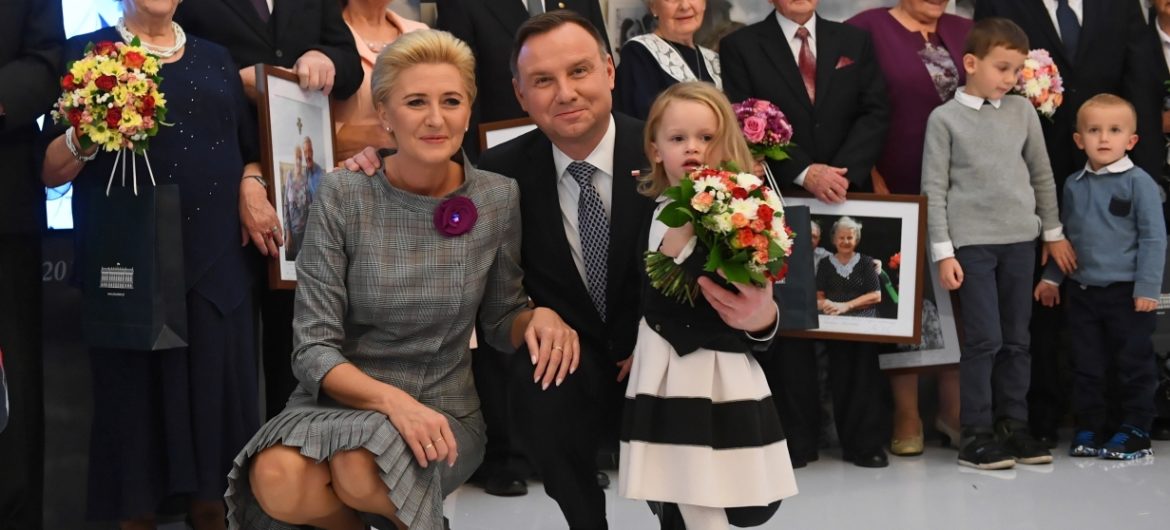 Polacy murem za prezydentem. Ogromne poparcie Andrzeja Dudy