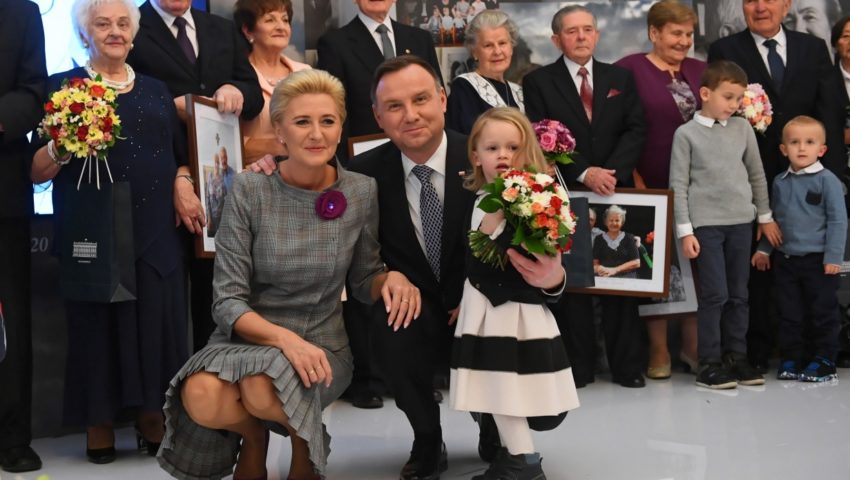 Polacy murem za prezydentem. Ogromne poparcie Andrzeja Dudy