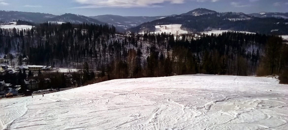 Nietypowa akcja policji i GOPR; ślady bosych stóp na śniegu w Beskidach
