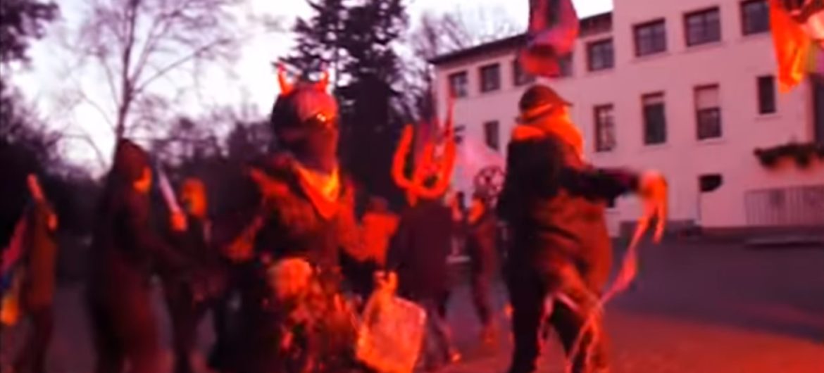 Antifa zaatakowała siedzibę chrześcijańskiej organizacji. Policja odmówiła interwencji