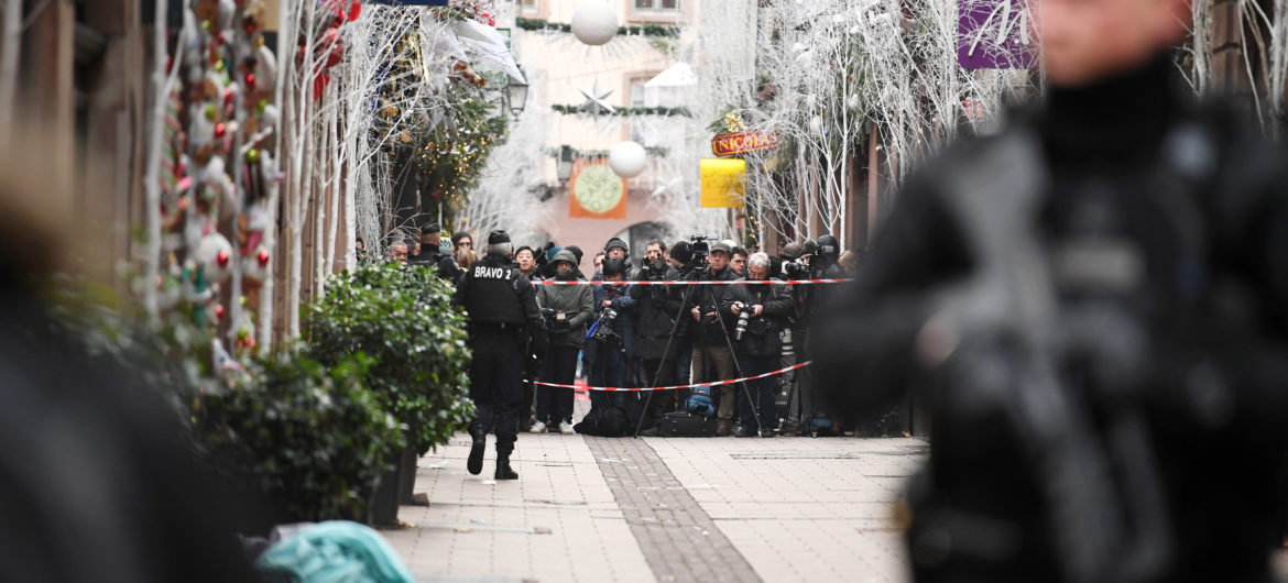 Prokurator: Napastnik ze Strasburga krzyczał “Allahu Akbar”. Wcześniej był 27 razy skazany
