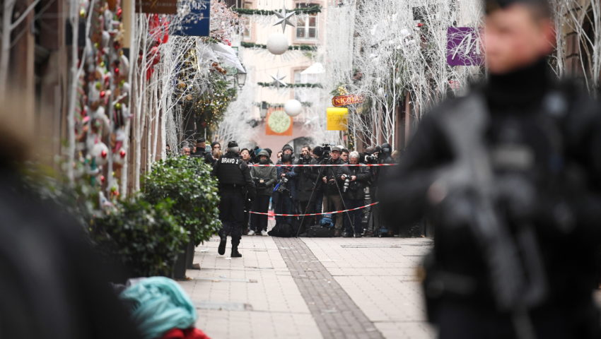 Prokurator: Napastnik ze Strasburga krzyczał “Allahu Akbar”. Wcześniej był 27 razy skazany