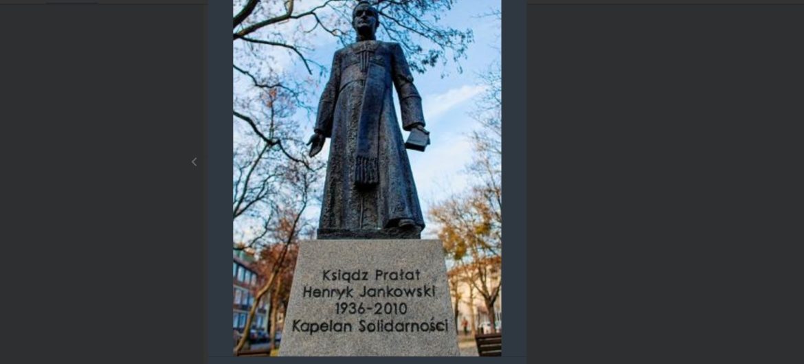 Pomnik księdza Jankowskiego zdewastowany. W tle artykuł z “Wyborczej”