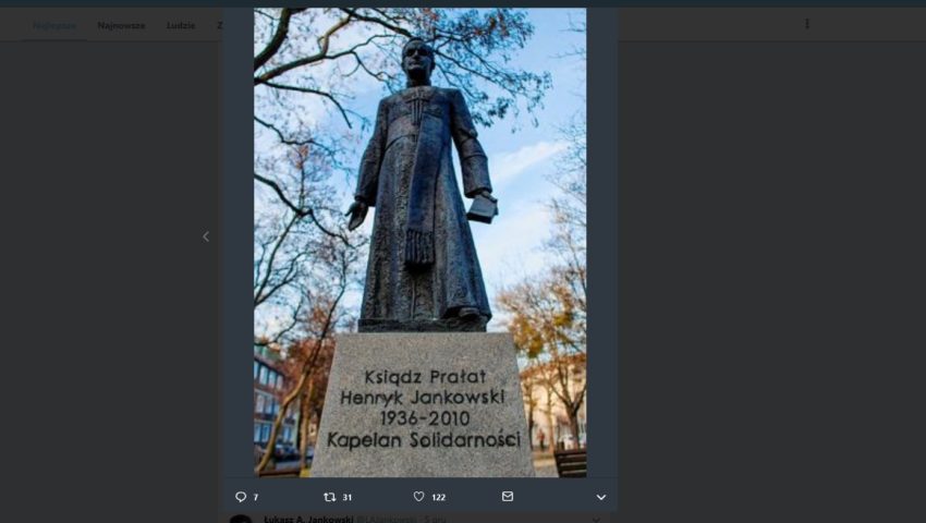 Pomnik księdza Jankowskiego zdewastowany. W tle artykuł z “Wyborczej”