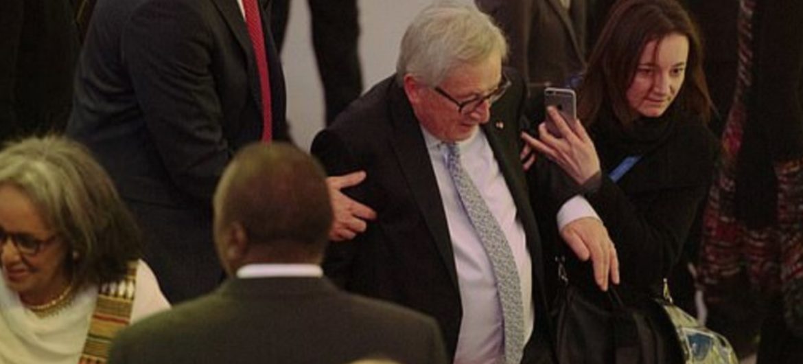 Juncker ponownie bohaterem internautów! Kolejne, zabawne wpadki z udziałem szefa KE biją rekordy popularności