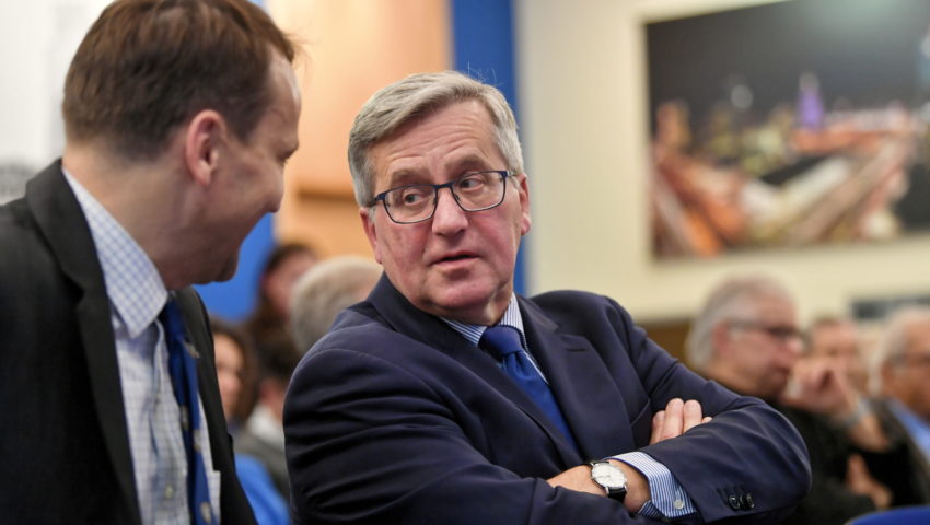Ależ ich bolą rządy PiS. Komorowski, Sikorski i Cimoszewicz plują na politykę zagraniczną