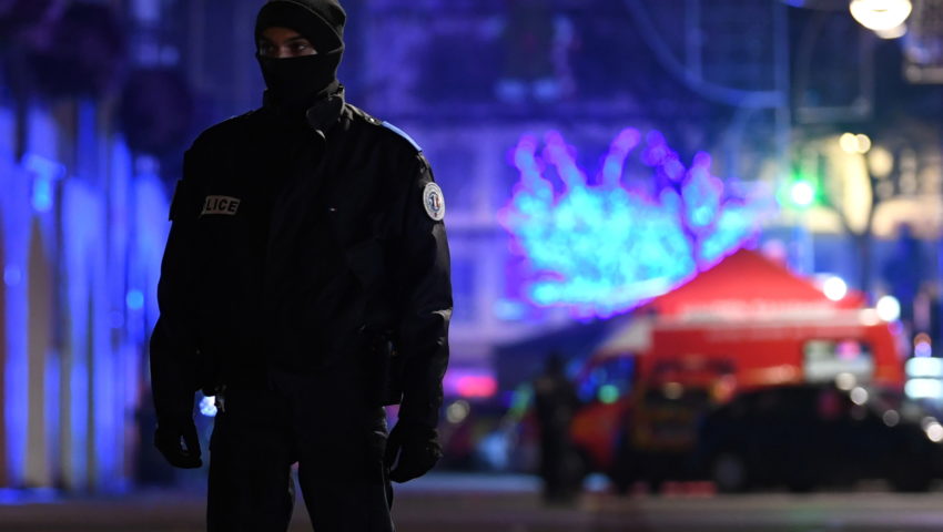 Zamachowiec ze Strasburga wciąż na wolności. Czy mężczyzna uciekł z kraju?