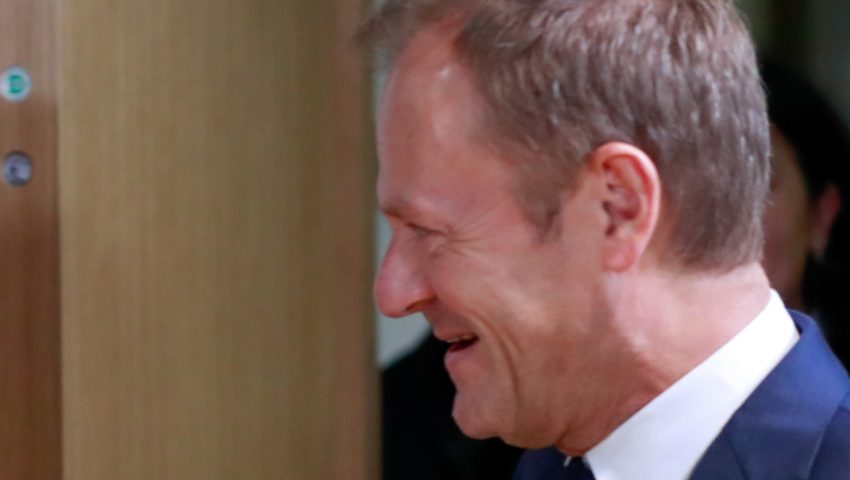 Tusk to ma klawe życie. Zarabia setki tysięcy złotych miesięcznie, a jeszcze dostanie dużą podwyżkę. Za co?