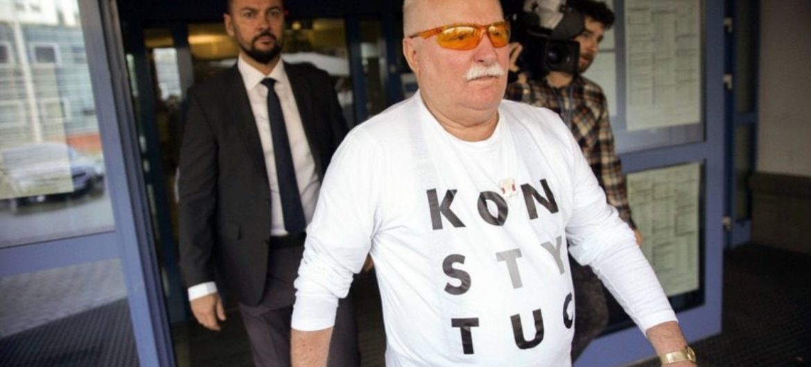 Wałęsa z “Konstytucją” na pogrzebie Busha? Były prezydent nie pozostawia wątpliwości