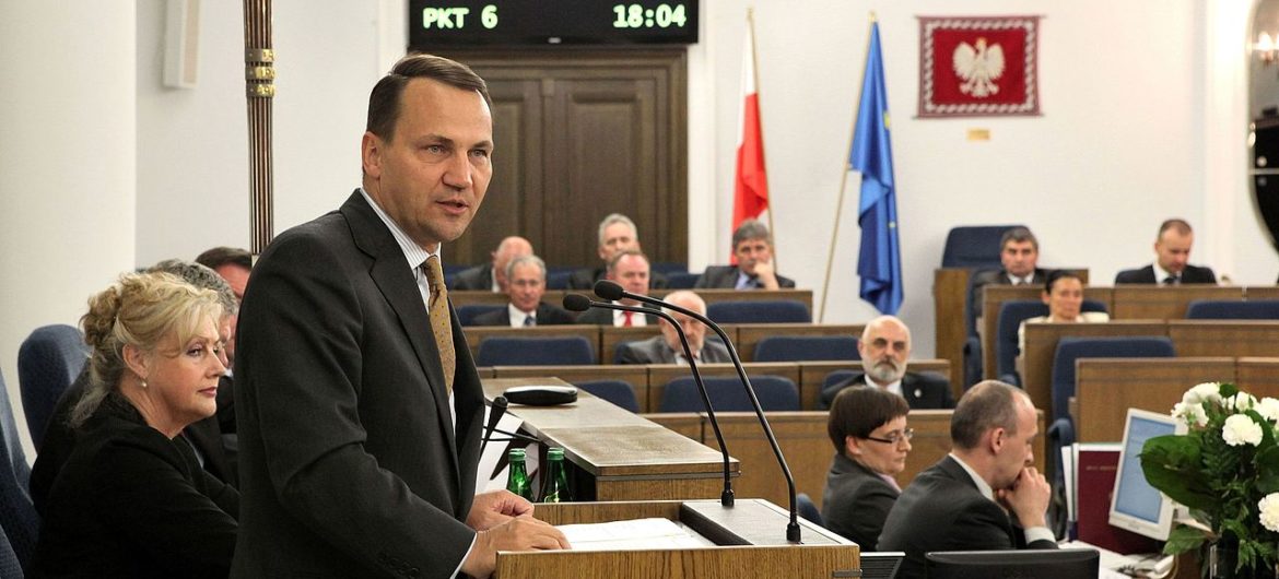 Zdenerwowany Sikorski ostro reaguje na wpis Pawłowicz. “Bujaj się, wariatko”.