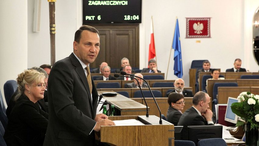 Zdenerwowany Sikorski ostro reaguje na wpis Pawłowicz. “Bujaj się, wariatko”.