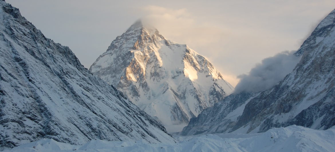Polak ewakuowany helikopterem z bazy, Txikon i Rosjanie kontynuują wspinaczkę na K2