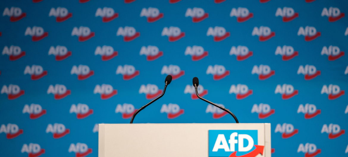 Współpracownik posła AfD podejrzany o zlecenie podpaleń na Ukrainie. Polityk zaprzecza zarzutom