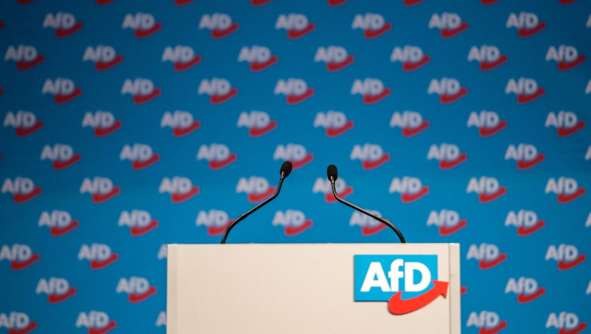 Współpracownik posła AfD podejrzany o zlecenie podpaleń na Ukrainie. Polityk zaprzecza zarzutom