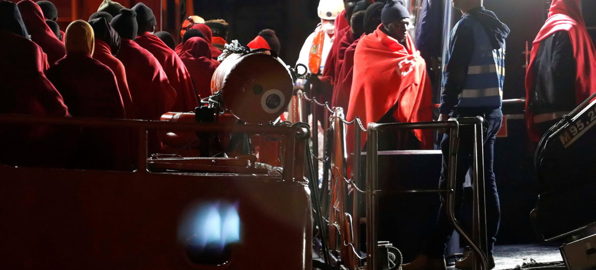 Holendrzy i Włosi nie chcą przyjąć imigrantów. Statek niemieckiej organizacji humanitarnej krąży po morzu