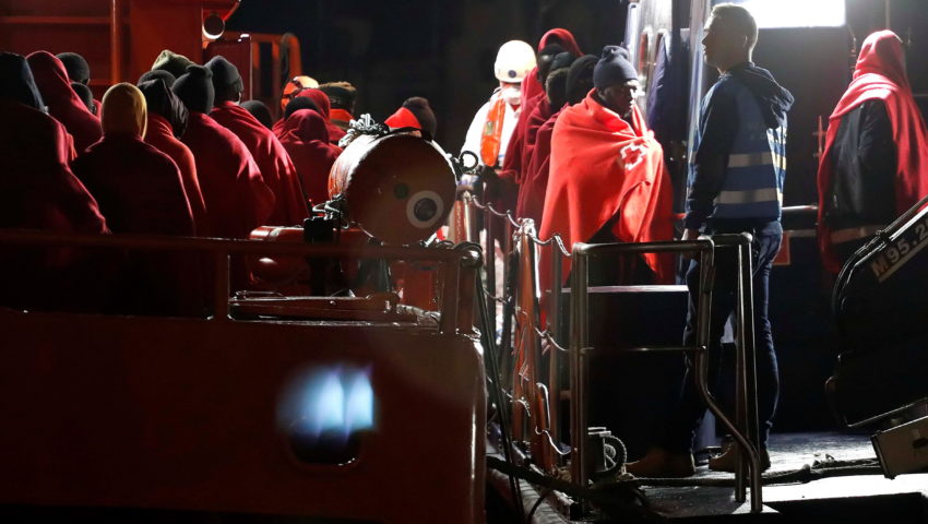 Holendrzy i Włosi nie chcą przyjąć imigrantów. Statek niemieckiej organizacji humanitarnej krąży po morzu