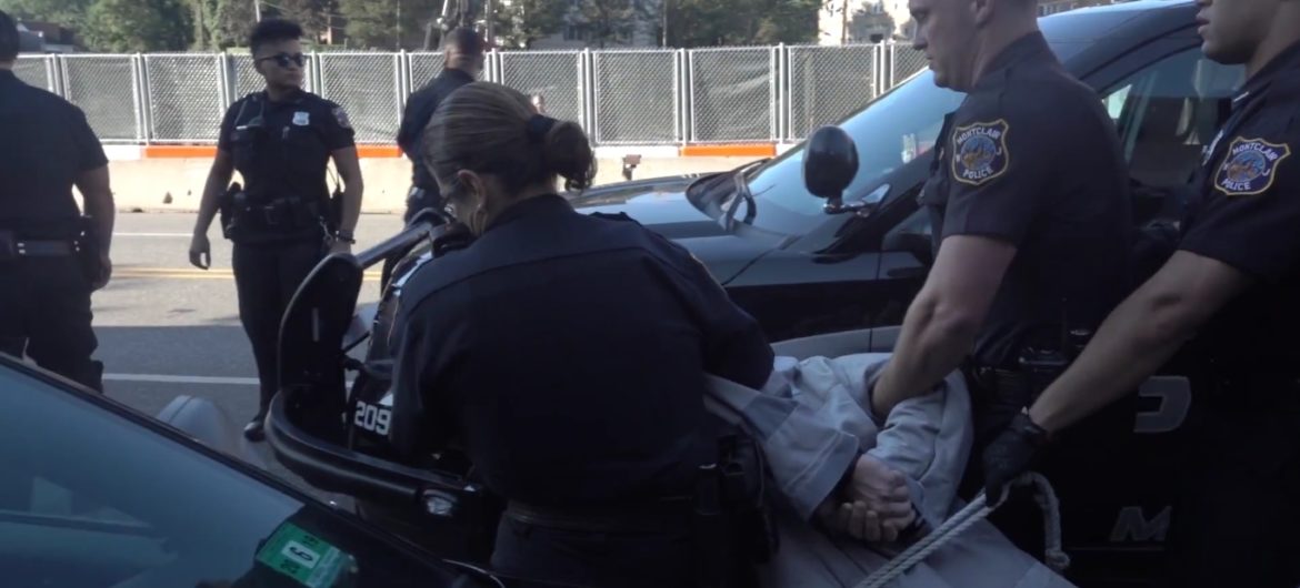 “Cywilizowany” świat. Zakonnicy aresztowani i wleczeni po ulicy, bo sprzeciwili się zabijaniu dzieci