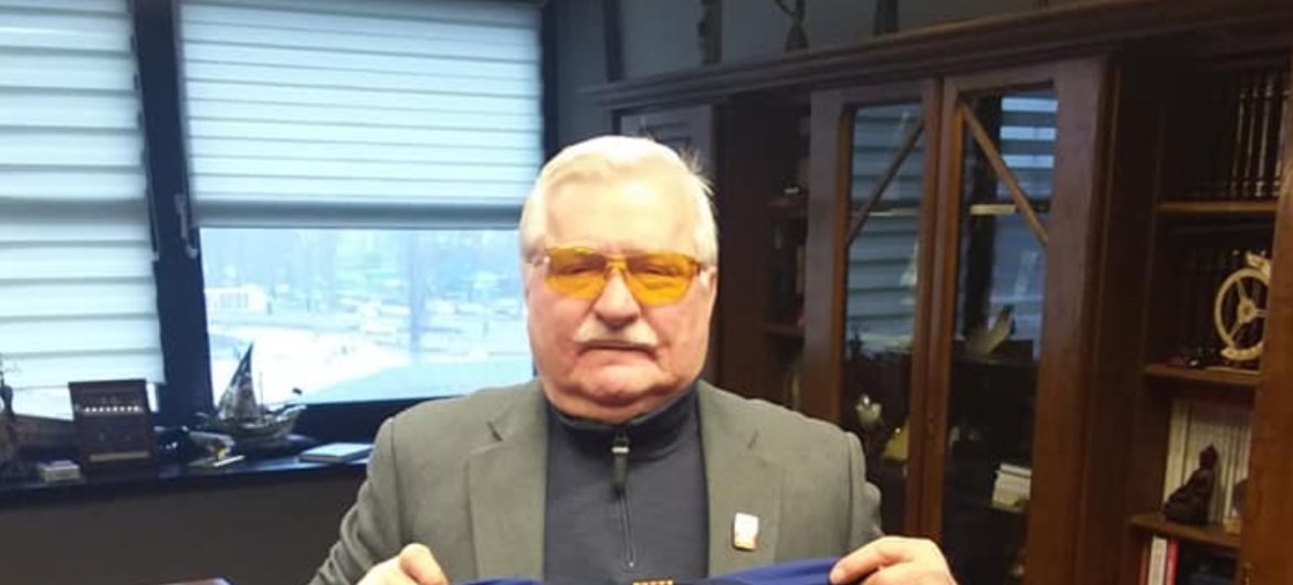 Nie do wiary! Znany piłkarski klub “zakontraktował” Wałęsę. Będzie grał w specjalnej koszulce