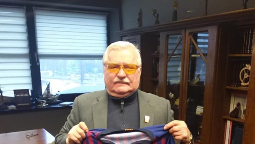 Nie do wiary! Znany piłkarski klub “zakontraktował” Wałęsę. Będzie grał w specjalnej koszulce