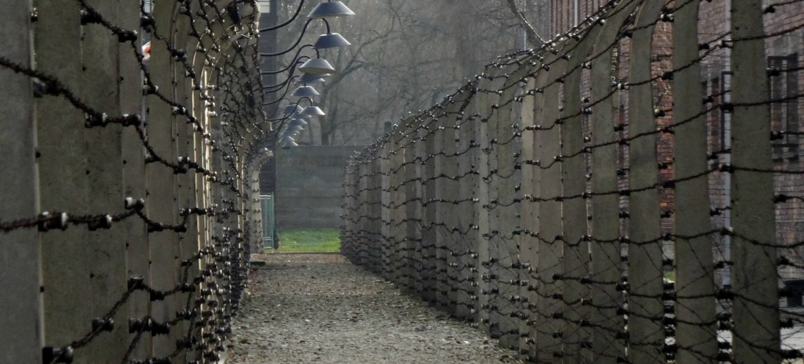 Niemcy nie przeproszą za “polskie obozy”, Komisja Europejska nie widzi problemu