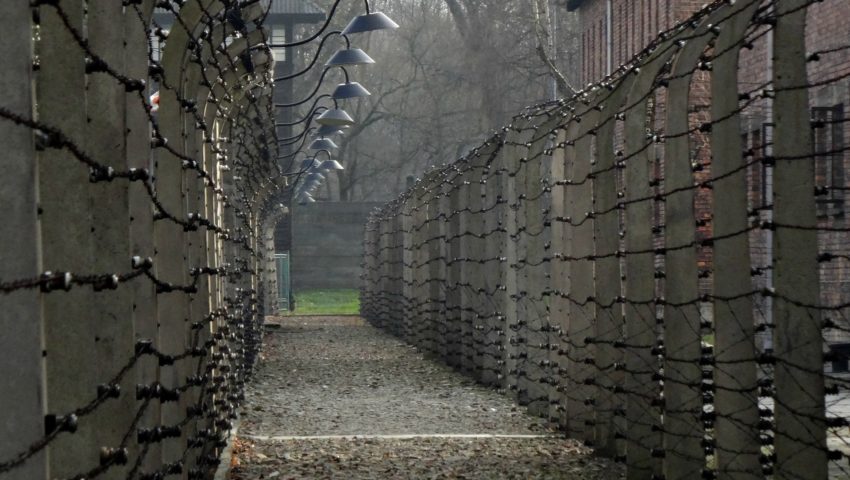 Niemcy nie przeproszą za “polskie obozy”, Komisja Europejska nie widzi problemu