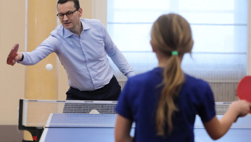 Hit internetu! Mateusz Morawiecki grający w ping-ponga. Jak premier sobie poradził?