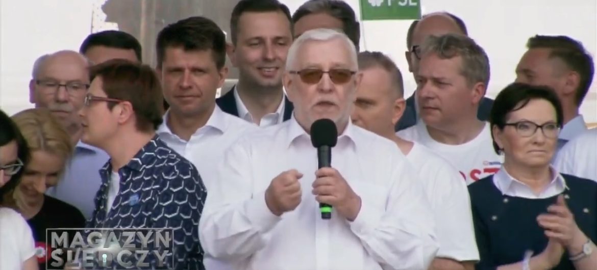 Czy sędziowie angażujący się w debaty polityczne i protesty jednej ze stron sporu politycznego łamią Konstytucję?