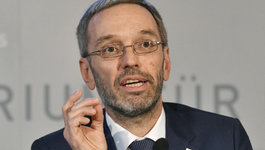 Szef MSW: austriaccy bojownicy IS bez prawa do opieki konsularnej