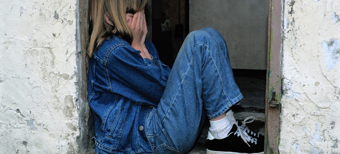 Draq queen miał przeprowadzać zajęcia z dziećmi. Zatroskani rodzice odkryli pedofilską przeszłość mężczyzny