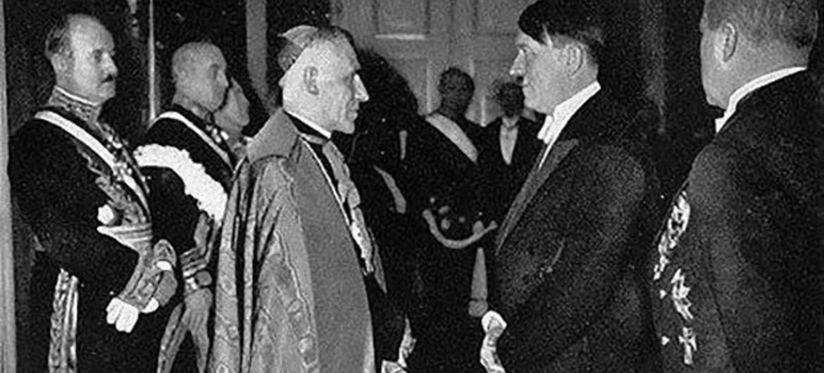 Na tę decyzję Watykanu czekano od lat. Kłamstwa o współpracy papieża z Hitlerem w końcu zostaną rozwiane