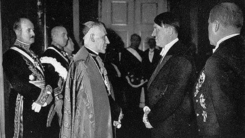 Na tę decyzję Watykanu czekano od lat. Kłamstwa o współpracy papieża z Hitlerem w końcu zostaną rozwiane