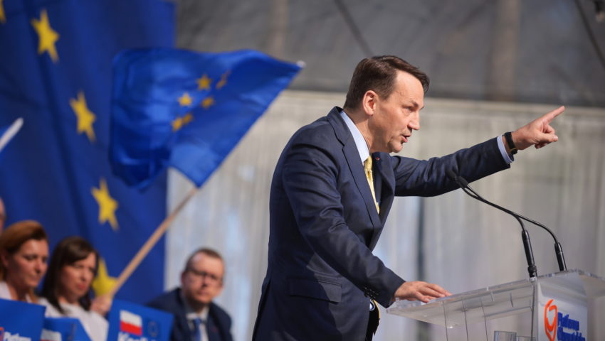 Jak on mógł tak napisać? Sikorski porównał wydarzenia z Białegostoku do… pogromu Żydów. Ostra dyskusja z Cenckiewiczem