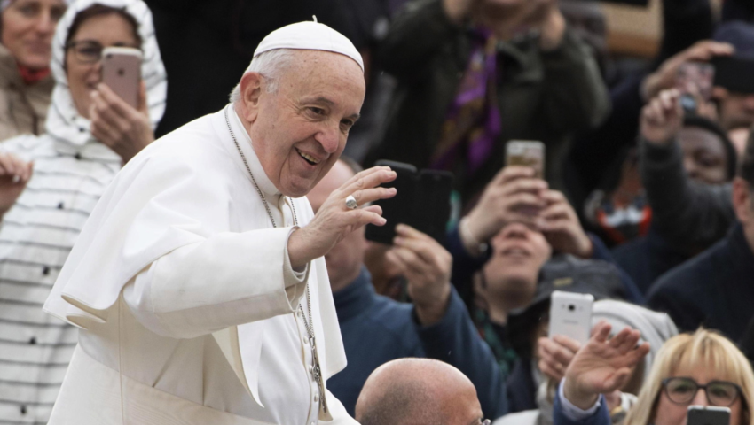 Papież Franciszek zaskoczył podczas podróży. “Muszę skoczyć do Rosji”