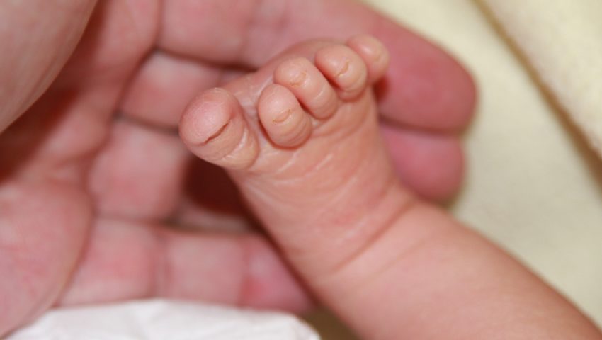 Belgia: większość lekarzy za czynną eutanazją noworodków z poważnymi wadami rozwojowymi