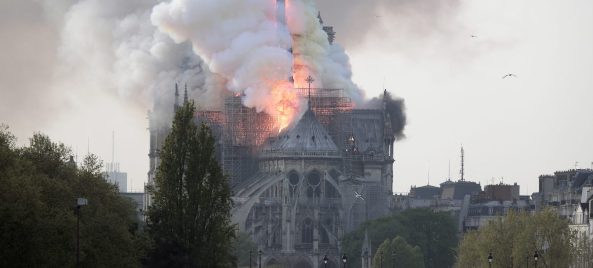 Przełom w sprawie pożaru katedry Notre Dame. Śledczym udało się ustalić przyczynę tragedii