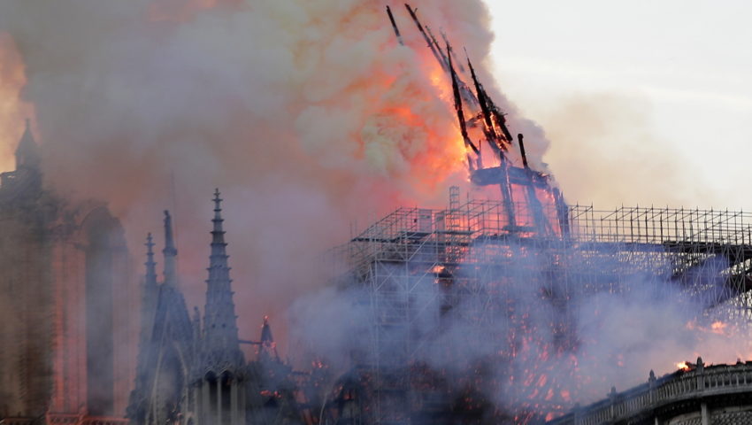 Pożar w Notre Dame opanowany. Zabezpieczono drogocenne relikwie ze świątyni
