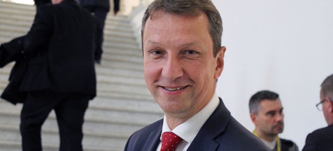 Ależ wpadka! Halicki mówi o “zerwanym kontrakcie na karakany”. Aż Budka musiał go poprawić na wizji
