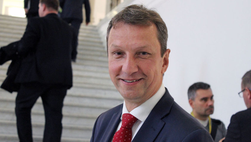 Ależ wpadka! Halicki mówi o “zerwanym kontrakcie na karakany”. Aż Budka musiał go poprawić na wizji