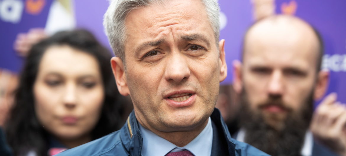 “Jako polskiemu patriocie…”. Biedroń żali się, że musiał słuchać oskarżeń przeciwko Polsce. Zapomniał, jak sam donosił?