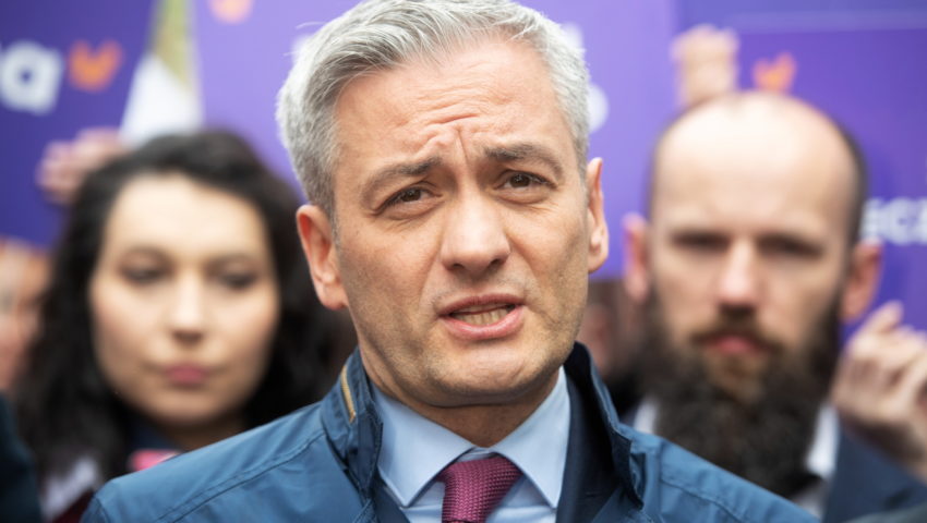 “Jako polskiemu patriocie…”. Biedroń żali się, że musiał słuchać oskarżeń przeciwko Polsce. Zapomniał, jak sam donosił?