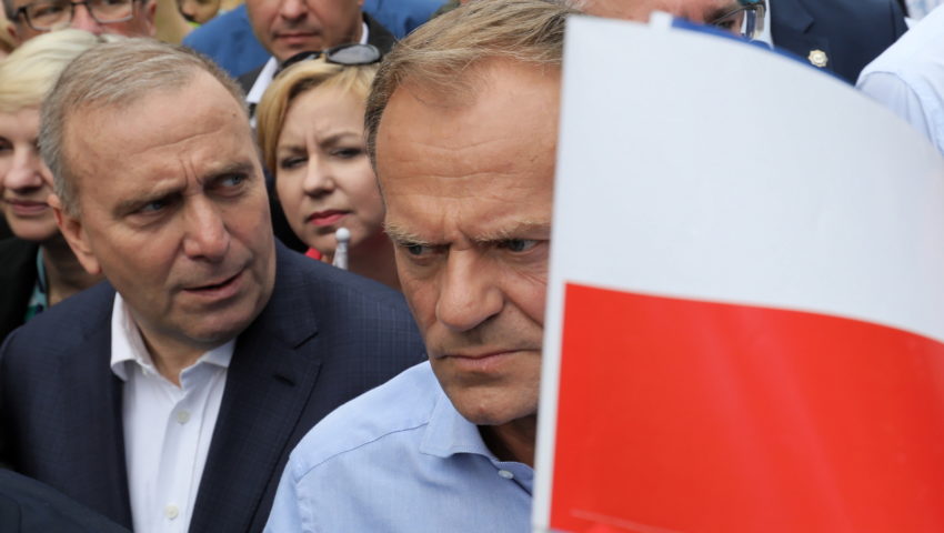 Wszyscy odcinają się od Tuska? Takiego przyjęcia ze strony najbliższych partyjnych kolegów z pewnością się nie spodziewał