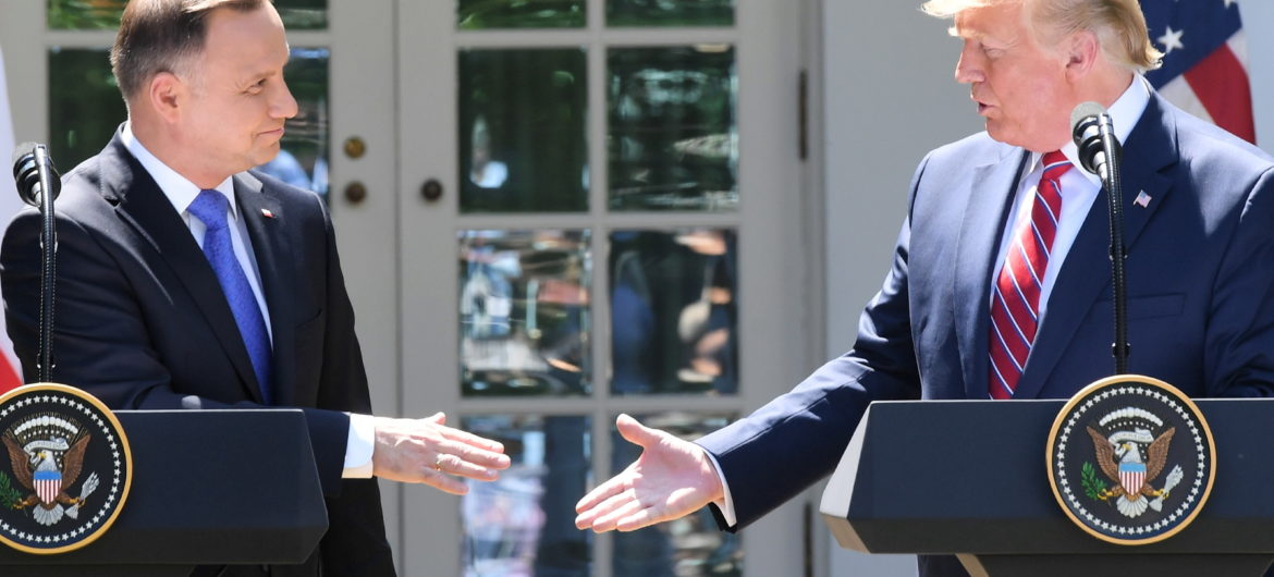 Kuriozalne komentarze w Niemczech po wizycie prezydenta Dudy w USA. “Spiegel”: „Tak Trump wyobraża sobie grzecznego sojusznika”