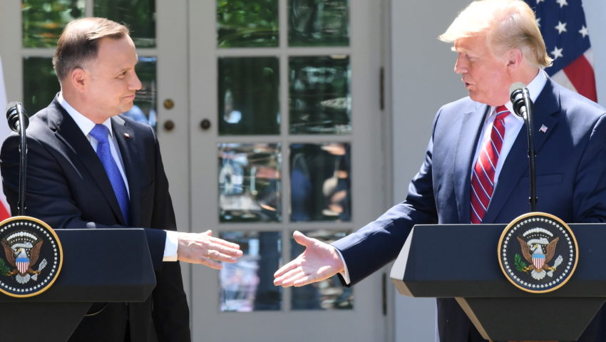 Kuriozalne komentarze w Niemczech po wizycie prezydenta Dudy w USA. “Spiegel”: „Tak Trump wyobraża sobie grzecznego sojusznika”