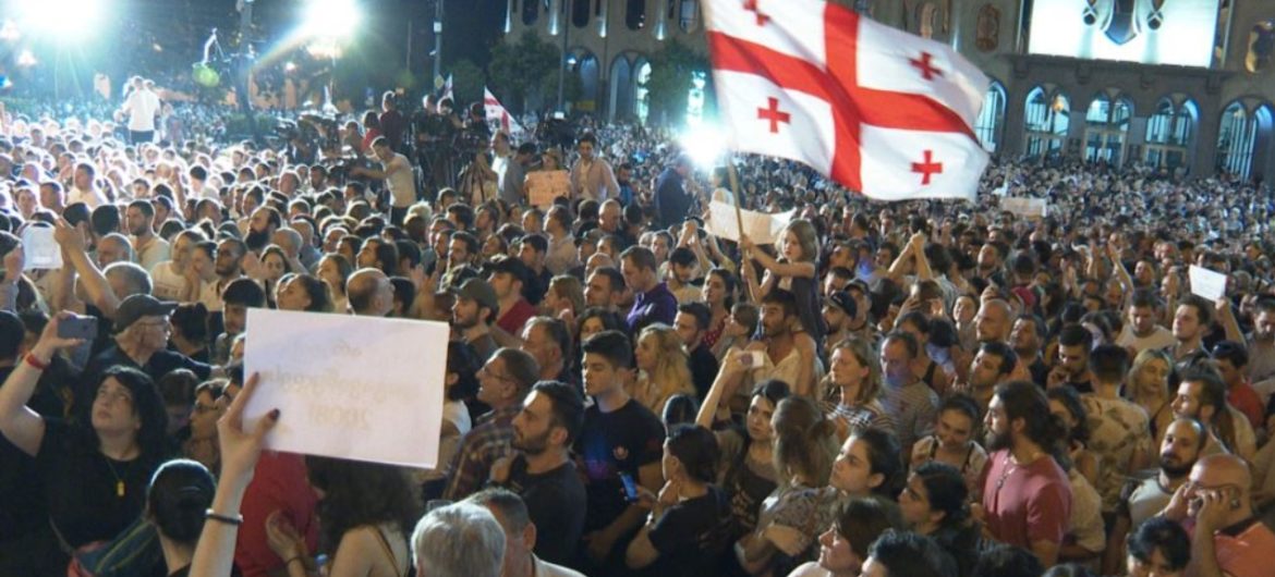 Masowe protesty w stolicy Gruzji. Dziesiątki rannych w wyniku starć z policją